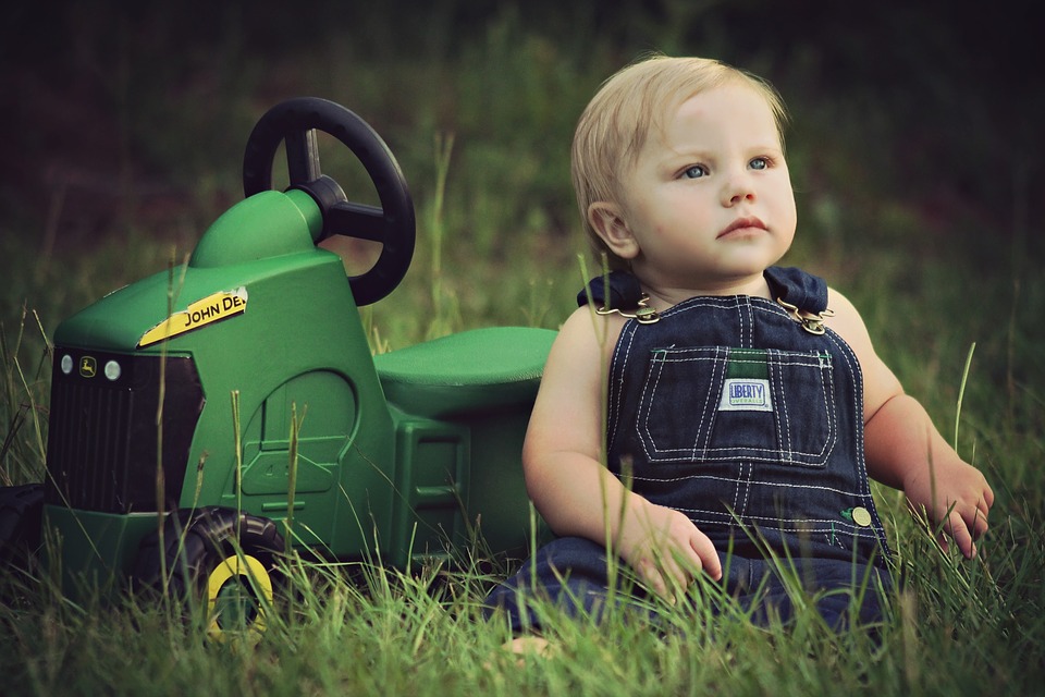 You are currently viewing Le tracteur pour enfant, un jouet qui terrasse la concurrence